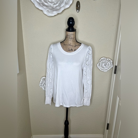 NTM: Entro Solid White Floral Eyelet Long Sleeve Top in Size Small - Picture 2 of 16